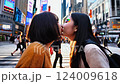 婦女在街上接吻 124009618