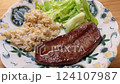焼きたての牛肉のみすじステーキからほかほかと湯気が上る様子 124107987