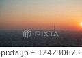 【タイムラプス】東京都心の街並みと富士山の夕暮れ　春霞の日 124230673