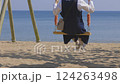 浜辺のブランコ、春の日差しの中で海の向こうは何が待っているだろう。未来、思い出、明日への希望 124263498