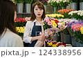 坐在乘客座位上向外看的女人 124338956