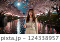 一位女士以美麗的櫻花為背景拍攝紀念照 124338957