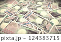 慢慢往前移動，越過一堆日本假鈔 124383715