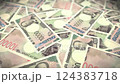 慢慢側身移動經過一堆日本鈔票的仿製品（卡通風格） 124383718