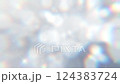 銀色閃閃發光的物質從後部慢慢移動到前部 124383724