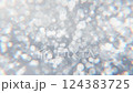 精緻的銀色閃光材料緩慢移動，彷彿從底部漂浮到頂部 124383725