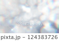 銀色閃閃發光的物質從後部慢慢移動到前部 124383726