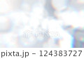 銀色閃閃發光的物質緩慢移動，彷彿從底部漂浮到頂部 124383727