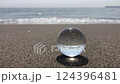 海灘上的水晶球 124396481