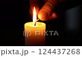 One-rooted candle shines brightly and blackly, directly reaches the point where one-rooted candle burns, and then the first-rooted candle burns out, and the first candle shines on the earth, and the transition between hope and light disappears. 124437268