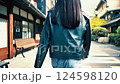 一位年輕女子行走的背影 124598120