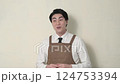 A Japanese man in an apron giving an explanation 124753394