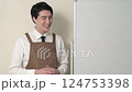 A Japanese man in an apron giving an explanation 124753398