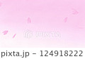 桜が舞う 淡いピンク背景 ループ可 124918222