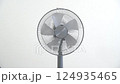 白色背景的電風扇 124935465