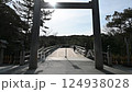 日本三重縣伊勢市伊勢神宮鳥居和宇治橋的風景 124938028