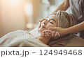 フェイシャルケアを受ける若い女性 124949468