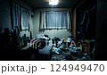 散らかった暗い部屋 124949470