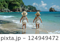 浜辺を歩く外国人の幼児二人 124949472