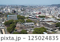熊本城天守閣と震災からの復旧作業中の宇土櫓（ドローン空撮） 125024835