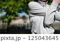 ジョギング前に腕のストレッチをするかっこいい女性　準備運動 125043645