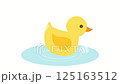 お風呂の水面でゆらゆらと揺れるあひるのオモチャのアニメーション 125163512
