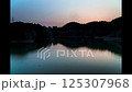 日没後の美しい夕焼け空と湖面のリフレクション 125307968