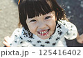 充滿幸福的微笑日本女孩的肖像（孩子，孩子，可愛，有趣，愛） 125416402