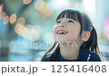 充滿幸福的微笑日本女孩的肖像（孩子，孩子，可愛，有趣，愛） 125416408