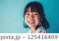 充滿幸福的微笑日本女孩的肖像（孩子，孩子，可愛，有趣，愛） 125416409