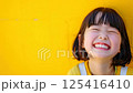 充滿幸福的微笑日本女孩的肖像（孩子，孩子，可愛，有趣，愛） 125416410