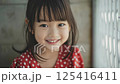 充滿幸福的微笑日本女孩的肖像（孩子，孩子，可愛，有趣，愛） 125416411