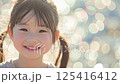 充滿幸福的微笑日本女孩的肖像（孩子，孩子，可愛，有趣，愛） 125416412