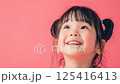 充滿幸福的微笑日本女孩的肖像（孩子，孩子，可愛，有趣，愛） 125416413
