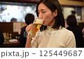 在酒吧喝啤酒的女人 125449687