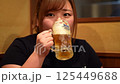在酒吧喝啤酒的女人 125449688