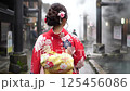 一位身穿浴衣的女性在溫泉街散步的背影 125456086