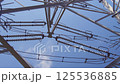高圧電線碍子と青空流れる雲 125536885
