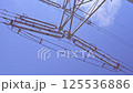 高圧電線碍子と青空流れる雲 125536886