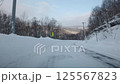 雪道走行 主観移動ショット（下り坂）警戒標識 125567823
