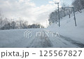 冬道の峠走行 アイスバーン つるつる路面 125567827