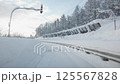 冬道の峠走行 アイスバーン つるつる路面 125567828