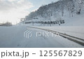 冬道の峠走行 アイスバーン つるつる路面 125567829