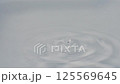 一滴の水滴が水面に落ちる 125569645