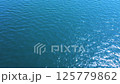 陽光反射在深藍色的水面上|大自然創造的光藝術 125779862