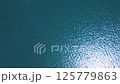陽光反射在深藍色的水面上|大自然創造的光藝術 125779863