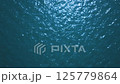 陽光反射在深藍色的水面上|大自然創造的光藝術 125779864
