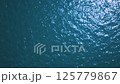 陽光反射在深藍色的水面上|大自然創造的光藝術 125779867