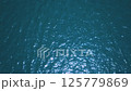 陽光反射在深藍色的水面上|大自然創造的光藝術 125779869