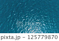 陽光反射在深藍色的水面上|大自然創造的光藝術 125779870